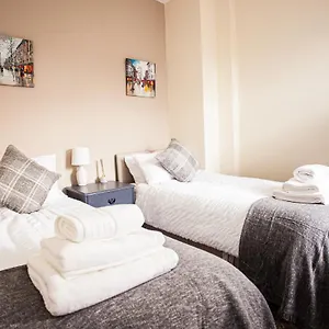  Apartment Contractor House: Extended Near Dining & Nightlife United Kingdom